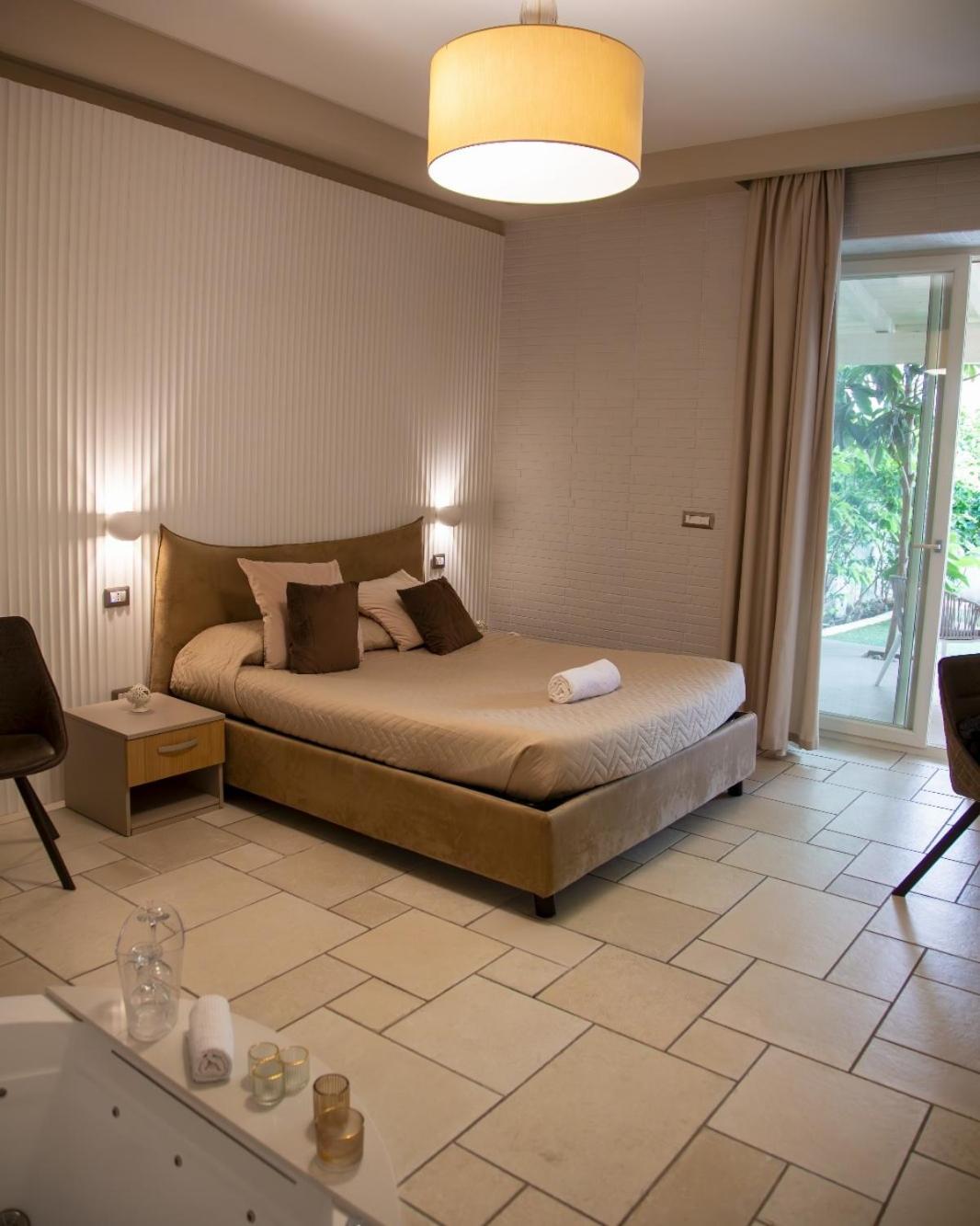 Lux Suite Taranto Exteriör bild